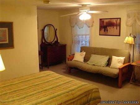 Maplehurst Inn Peterborough Room photo
